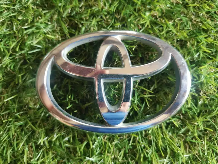 Toyota Avensis Verso (2001 - 2004) Эмблема производителя — фото 1