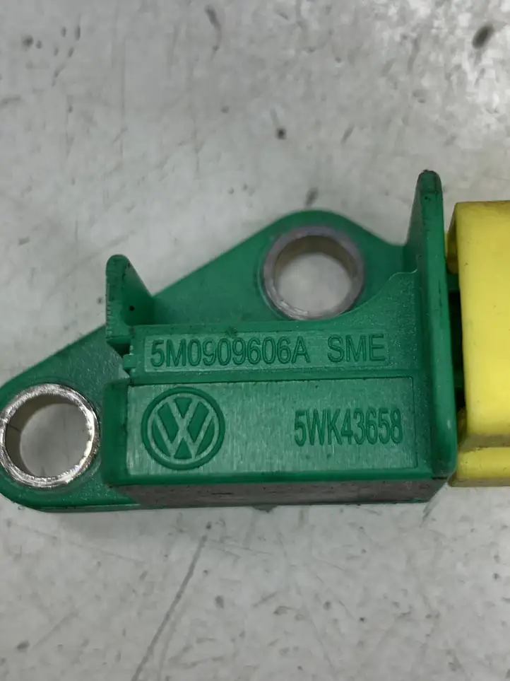 Volkswagen Touran I (2003 - 2010) 5M0909606A Датчик удара SRS — фото 2