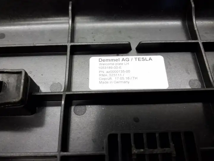 Tesla Model X (2015 - 2021) 105318900E Внутренняя отделка переднего порога — фото 4