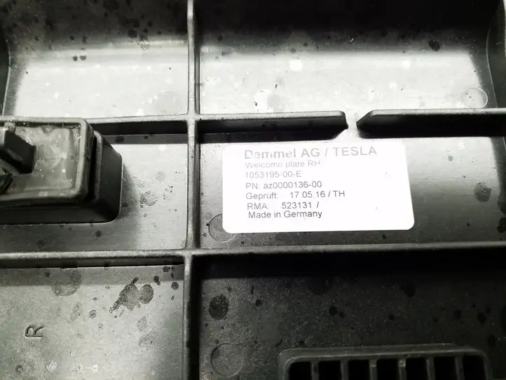 Tesla Model X (2015 - 2021)  105319500E Отделка переднего порога (внутренняя)