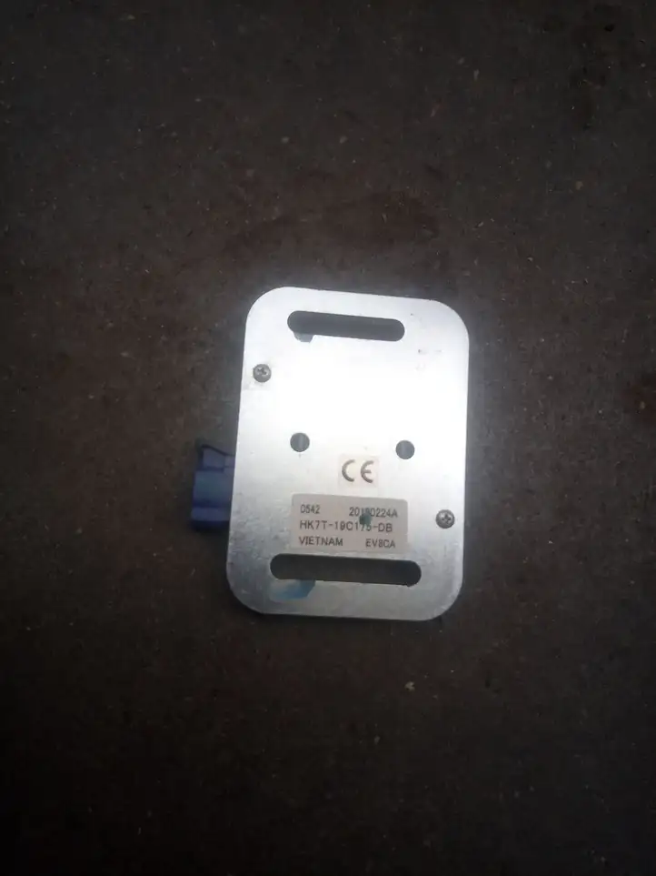 Ford S-MAX (2015 - ) GPS антенна — фото 2