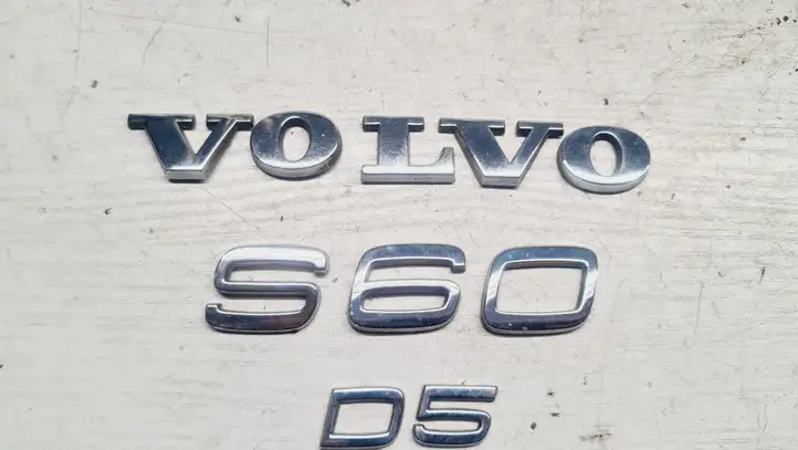 Volvo S60 (2000 - 2004) Эмблема производителя — фото 1
