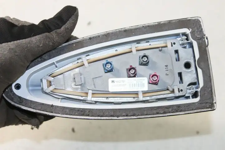 BMW 3 E90 E91 (2005 - 2012) 30000956BF Крышка GPS-антенны — фото 3