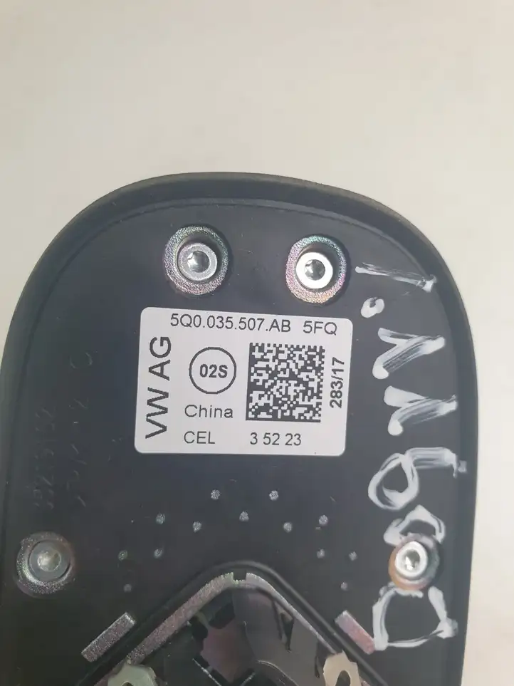 Volkswagen Golf VII (2013 - 2019) 5Q0035507AB Крышка GPS-антенны — фото 4