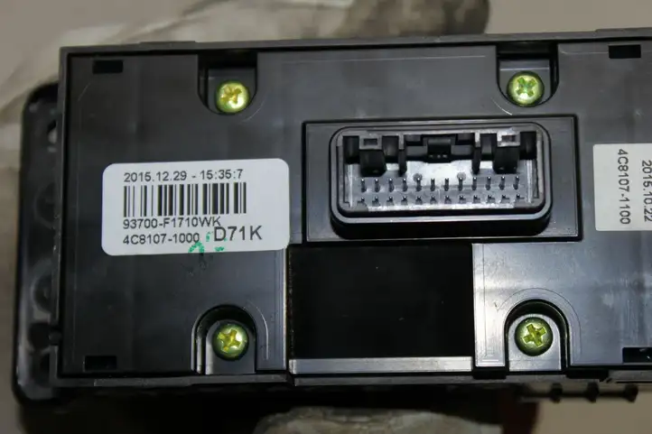 Kia Sportage (2016 - 2018) 93700F1710WK Выключатель ASR — фото 3