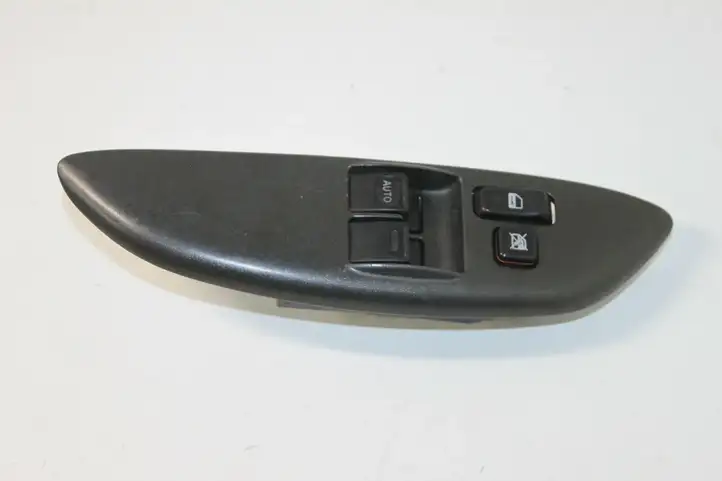 Toyota Yaris (1999 - 2003) Кнопка стеклоподъемников — фото 1