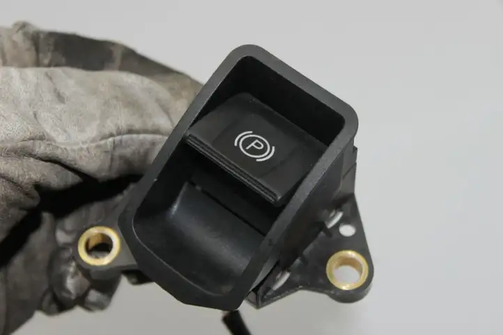 Toyota Avensis T270 (2009 - 2012) 8439005020 Кнопка ручного тормоза — фото 2
