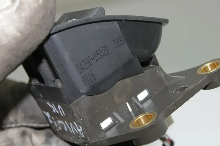 Toyota Avensis T270 (2009 - 2012) 8439005020 Кнопка ручного тормоза — фото 3