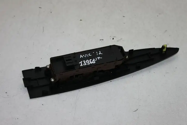 Toyota Avensis T270 (2009 - 2012) 8404005040 Блок кнопок стеклоподъемников — фото 5