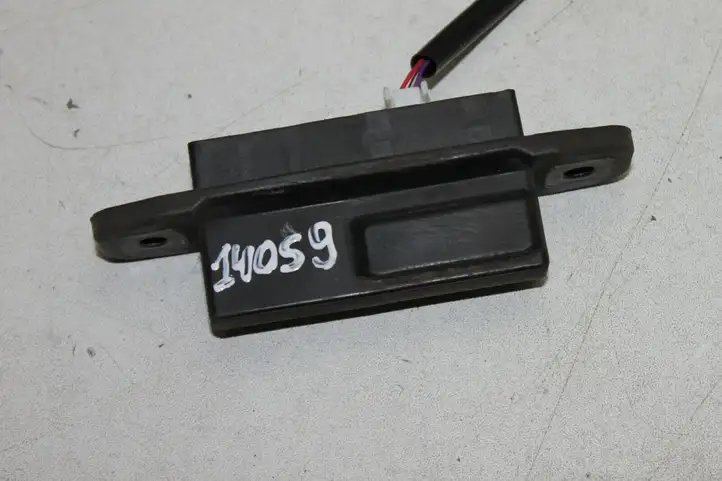 Toyota Avensis T270 (2009 - 2012) Кнопка закрытия крышки багажника — фото 4
