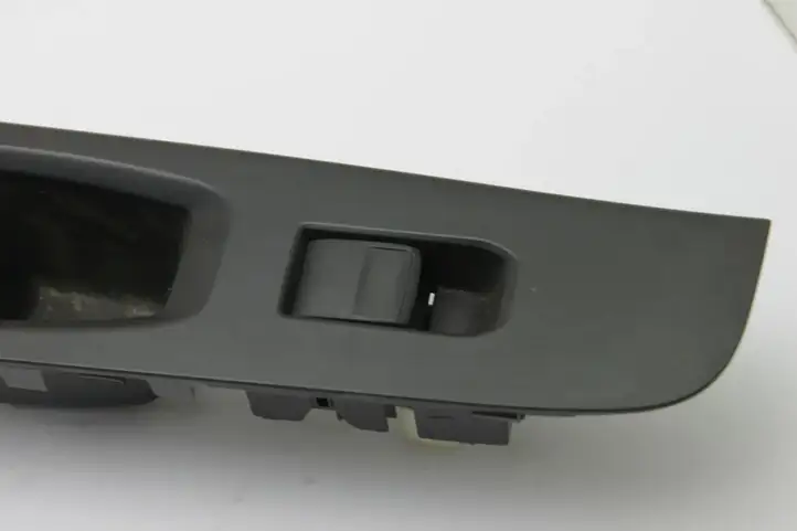 Toyota Yaris (2014 - 2019) 74231-0D690 Блок кнопок стеклоподъемников — фото 2