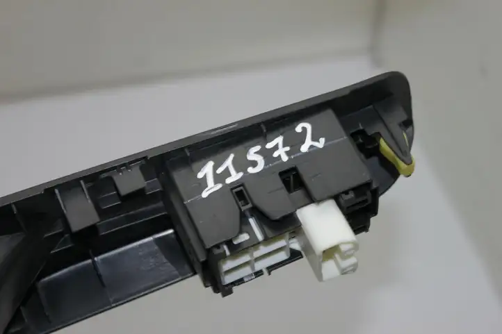 Toyota Yaris (2014 - 2019) 742710D400 Блок кнопок стеклоподъемников — фото 6