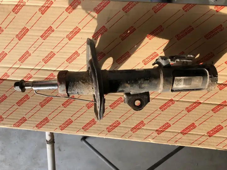 Toyota Auris E180 (2012 - 2018) F56R5 Передний амортизатор — фото 3