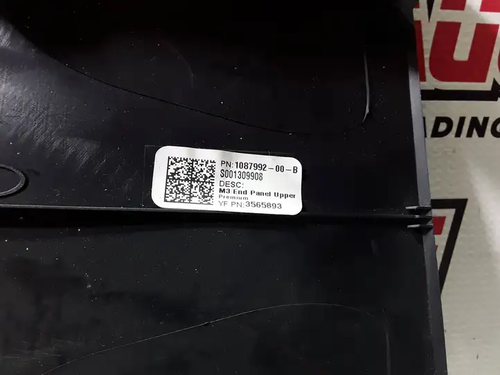 Tesla Model 3 (2017 - 2023) 108799200B Прочие детали салона — фото 2