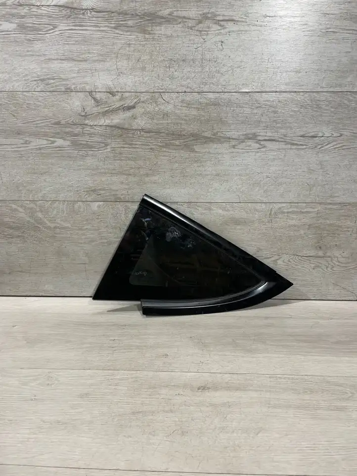 Tesla Model 3 (2017 - 2023) 151497800 Форточка двери — фото 1