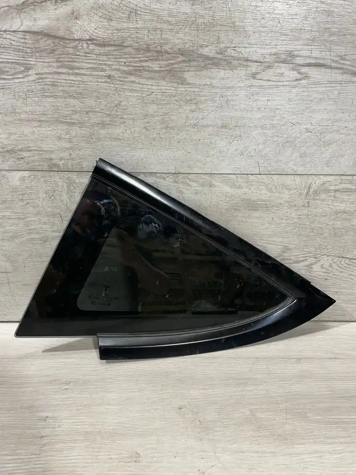 Tesla Model 3 (2017 - 2023) 151497800 Форточка двери — фото 2