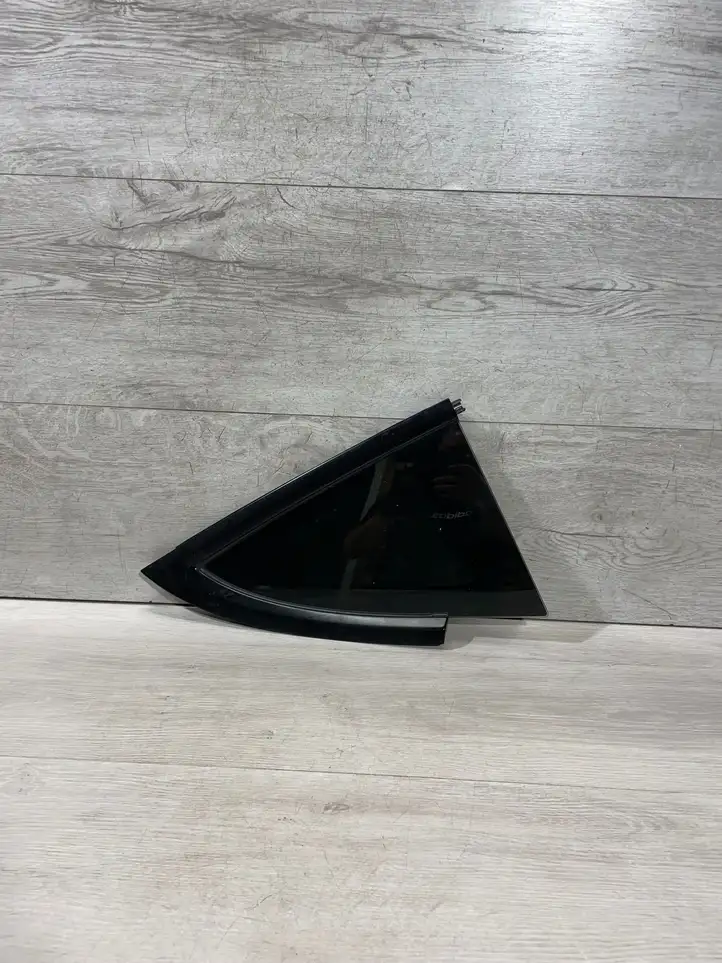 Tesla Model 3 (2017 - 2023) 151497900 Форточка двери — фото 1