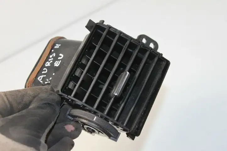Toyota Auris 150 (2006 - 2012) Боковой воздушный дефлектор — фото 2