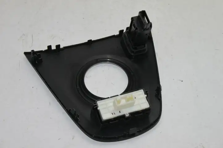 Toyota Auris 150 (2006 - 2012) 58821-02410 Прочие детали салона — фото 3