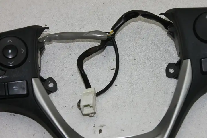 Toyota Auris E180 (2012 - 2018) Кнопки на рулевом колесе — фото 4