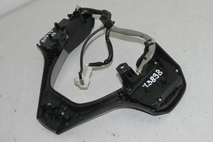 Toyota Auris E180 (2012 - 2018) Кнопки на рулевом колесе — фото 7