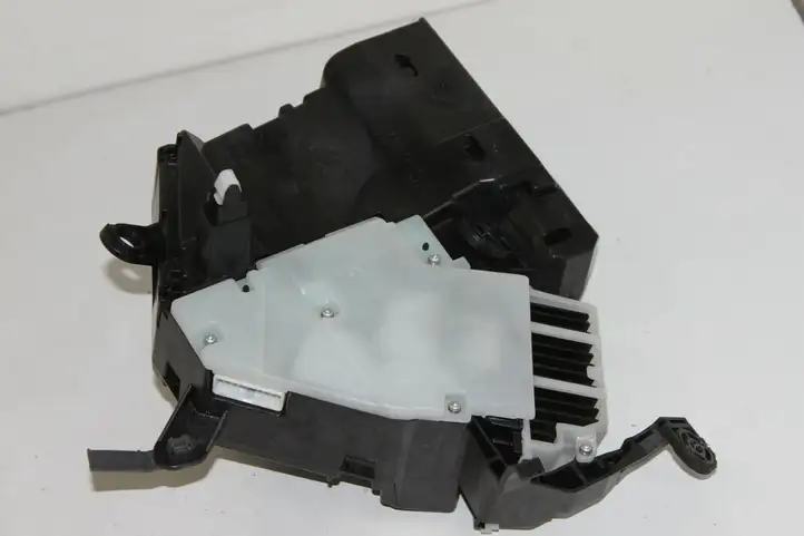 Toyota Prius (XW30) (2009 - 2015) 8310847020C Выдвижной дисплей — фото 4