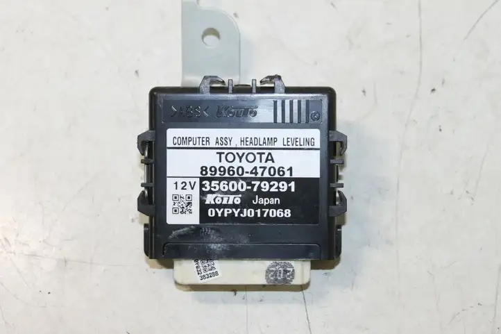 Toyota Prius (XW30) (2009 - 2015) 8996047061 Блок управления светом — фото 1