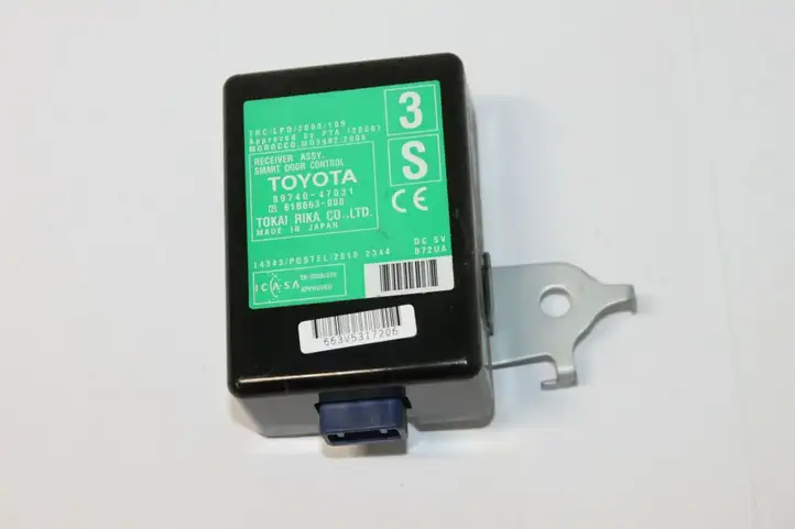 Toyota Prius (XW30) (2009 - 2015) 8974047031 Блок управления дверью — фото 1