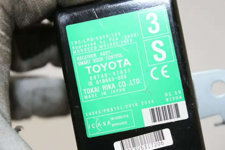 Toyota Prius (XW30) (2009 - 2015) 8974047031 Блок управления дверью — фото 3