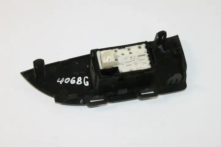 Toyota Prius (XW30) (2009 - 2015) 7427247060 Блок кнопок стеклоподъемников — фото 5