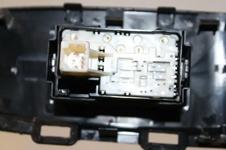 Toyota Prius (XW30) (2009 - 2015) 7423247080 Блок кнопок стеклоподъемников — фото 5