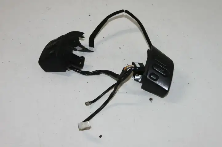 Toyota Corolla Verso E121 (2001 - 2004) Кнопки на рулевом колесе — фото 1