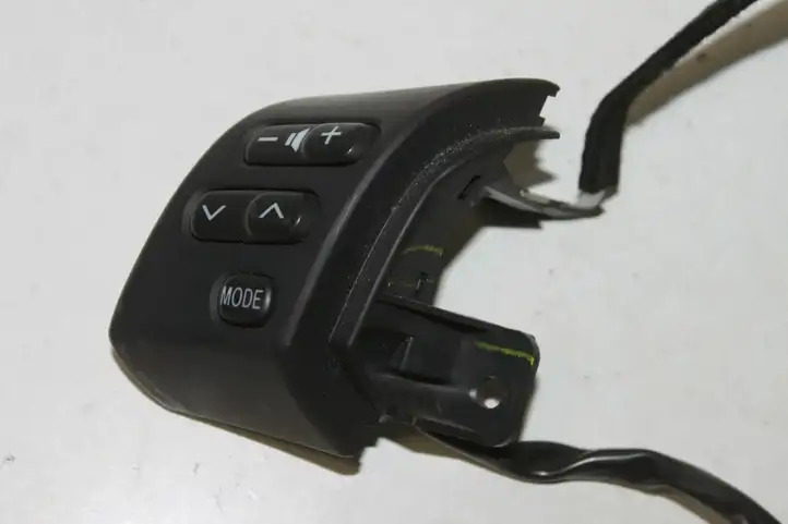 Toyota Corolla Verso E121 (2001 - 2004) Кнопки на рулевом колесе — фото 3