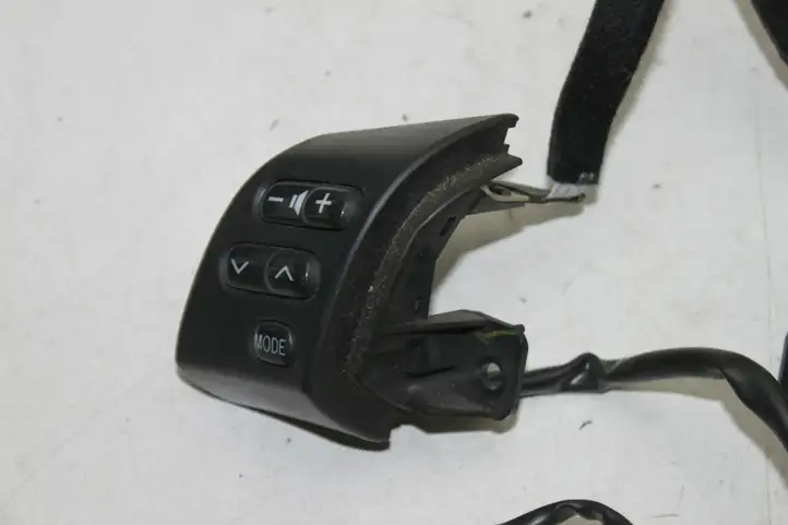 Toyota Corolla Verso E121 (2001 - 2004) Кнопки на рулевом колесе — фото 2