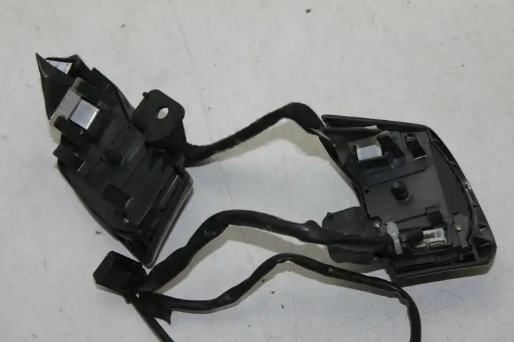 Toyota Corolla Verso E121 (2001 - 2004) Кнопки на рулевом колесе — фото 4