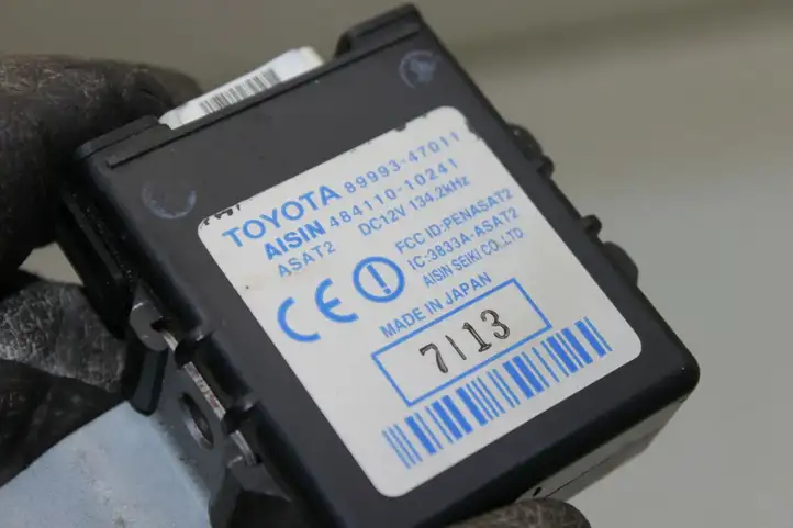 Toyota Prius (XW20) (2003 - 2009) 8999347011 Блок управления дверью — фото 2