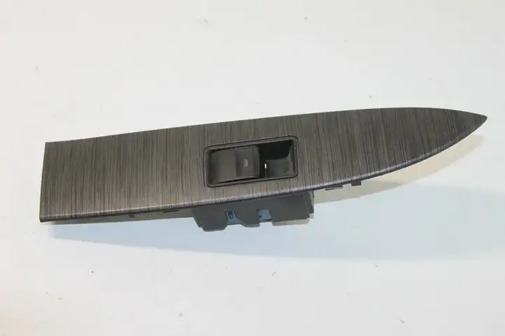 Toyota Avensis T270 (2012 - 2015) 7427205050 Кнопка стеклоподъемников — фото 1