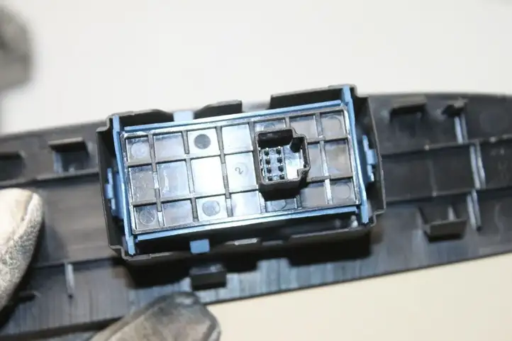 Toyota Avensis T270 (2012 - 2015) 7427205050 Кнопка стеклоподъемников — фото 5