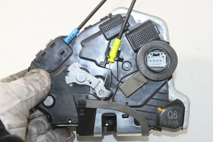 Toyota Auris E180 (2012 - 2018) Замок передней двери — фото 3