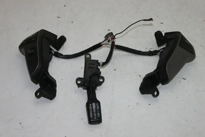 Toyota Avensis T250 (2006 - 2009) Кнопки на рулевом колесе — фото 1