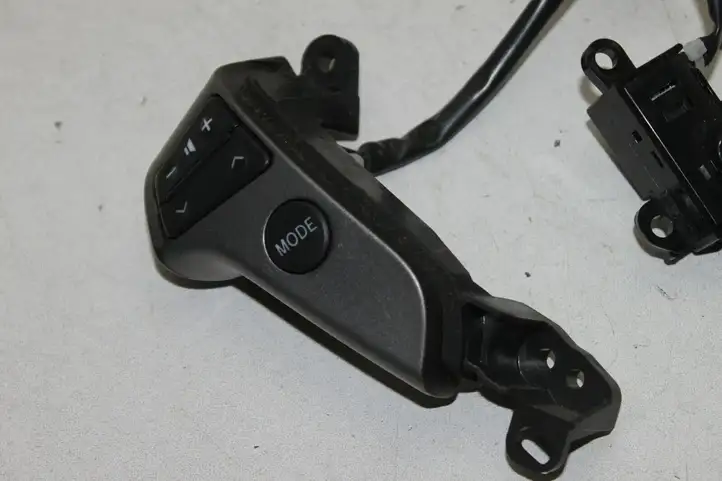 Toyota Avensis T250 (2006 - 2009) Кнопки на рулевом колесе — фото 2
