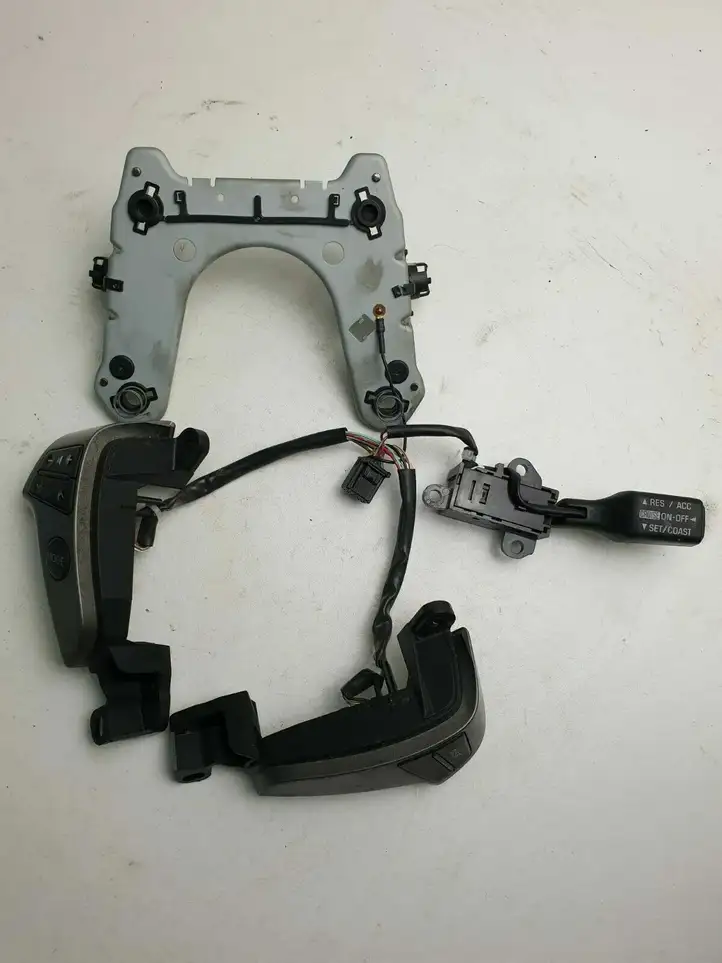 Toyota Avensis T250 (2006 - 2009) Кнопки на рулевом колесе — фото 1