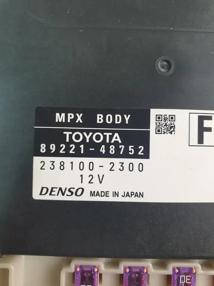 Lexus RX 450H (2008 - 2012) 8273048J20 Блок предохранителей — фото 2