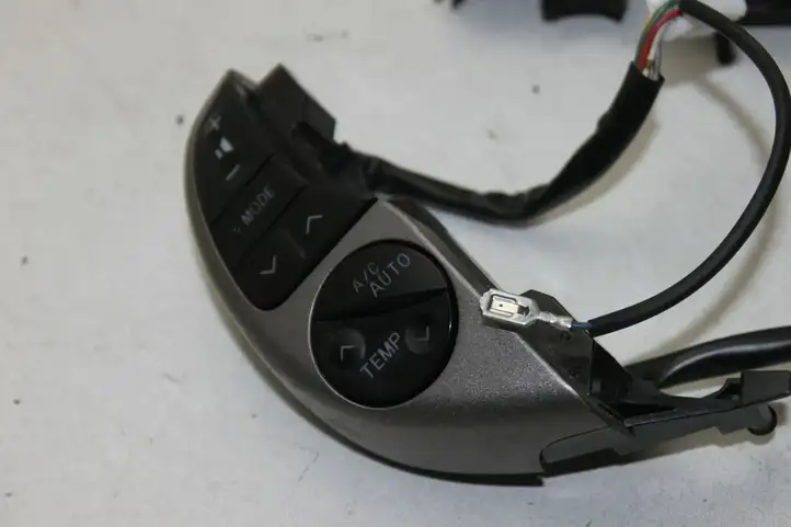 Toyota Prius (XW20) (2003 - 2009) Кнопки на рулевом колесе — фото 2