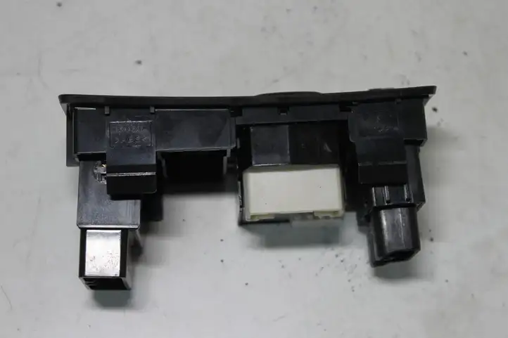 Toyota Avensis T250 (2006 - 2009) 8415205051 Блок кнопок на панели — фото 4
