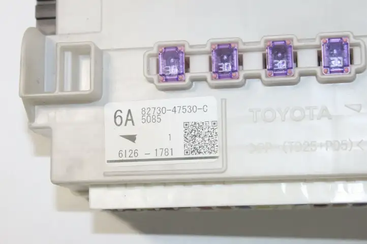 Toyota Prius (XW50) (2015 - ) 8273047530C Блок предохранителей — фото 2