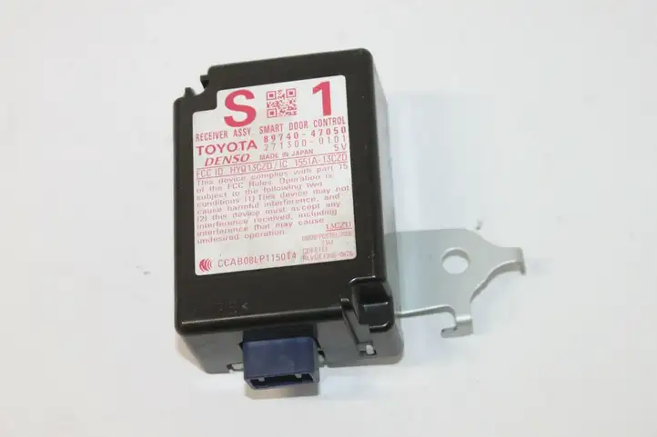 Toyota Prius (XW30) (2009 - 2015) 8974047050 Блок управления дверью — фото 1