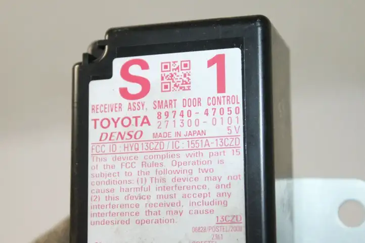Toyota Prius (XW30) (2009 - 2015) 8974047050 Блок управления дверью — фото 2
