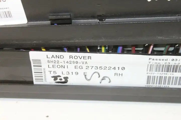 Land Rover Discovery 3 - LR3 (2004 - 2009) 8H2214290VA Блок предохранителей — фото 3