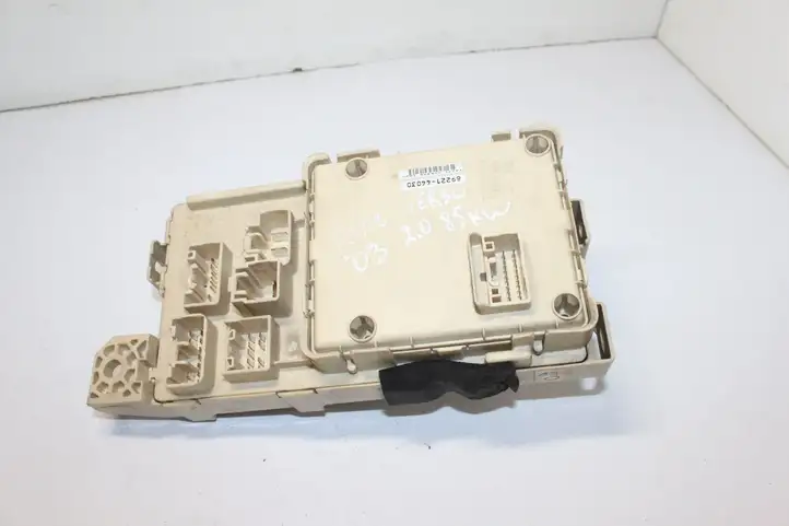 Toyota Avensis Verso (2004 - 2009) 8922144030 Блок предохранителей — фото 4